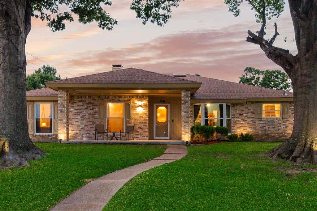 Photo of 800 Brownfield Drive, Mesquite, TX 75150 (MLS # 21335587)