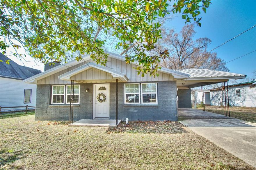 This Brick Home with Metal Roofing is the perfect starter house for new home Buyers, Retirees or Investors priced fairly with fenced in back yard Located in Teague Texas