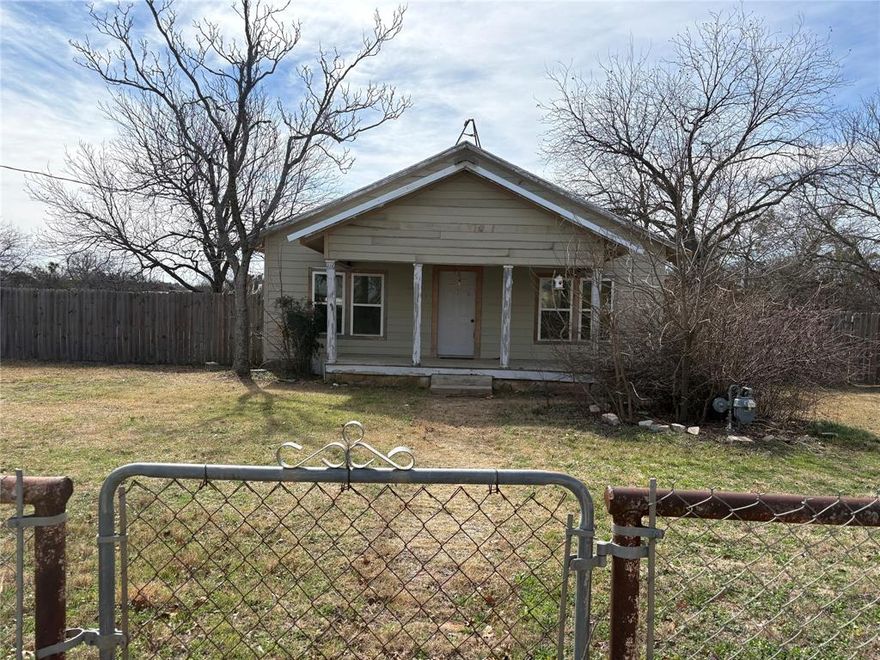 4 BED 2 BATH Home in Ranger, Texas. This home sits on 1.033 acres. The home has been recently re-sided and there's new windows throughout. Outside, there's a covered porch, large fenced in yard with a privacy fence and established fruit trees. From the backyard, a gate leads out to the rest of the acreage.
