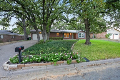 844 Woodcrest Drive Hurst TX 76053