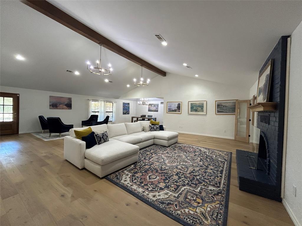 1009 Rochelle Boulevard