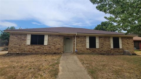 Photo of 6208 Big Springs Drive, Arlington, TX 76001 (MLS # 21246075)
