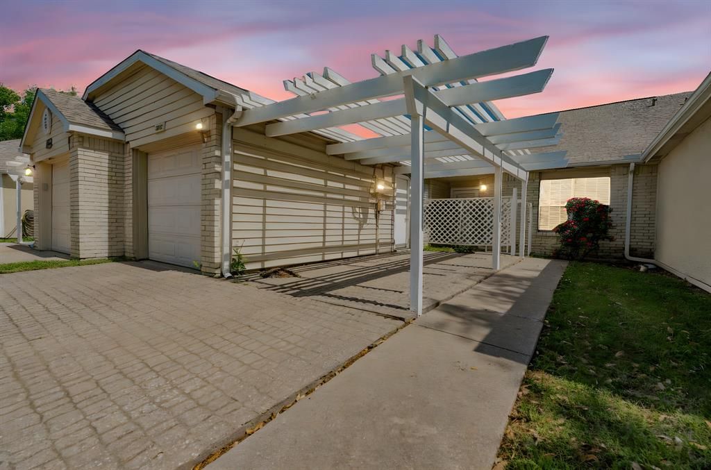 Photo of 2512 Brook Hollow Court, Mesquite, TX 75150 (MLS # 21063331)