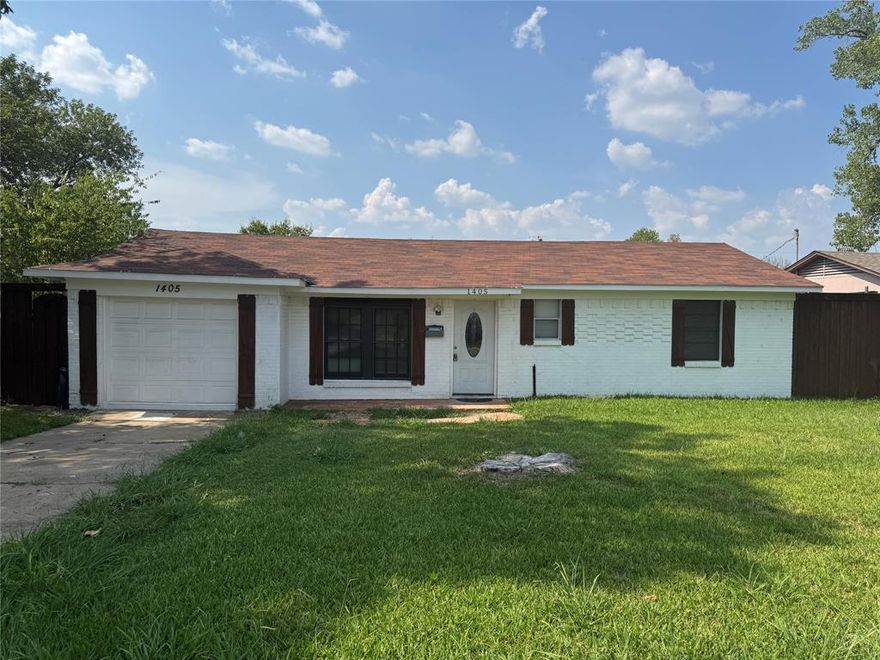 Bonita casa de 3 cuartos y 2 baños de dueño a dueño! Facil de calificar con solo el 10% de enganche, mas el cierre! 
Nice 3 bedroom, 2 bathroom house for sale with seller financing! Easy to qualify with 10% down, plus closing costs!