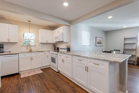 Photo of 713 SE 16th Street, Mineral Wells, TX 76067 (MLS # 21165398)