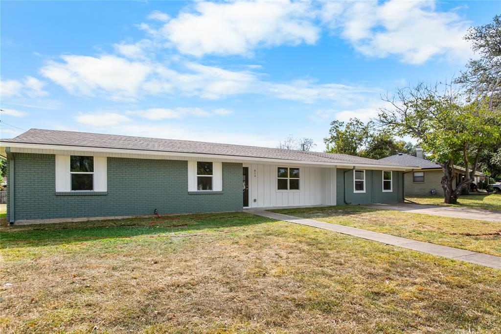 810 W Denison Drive