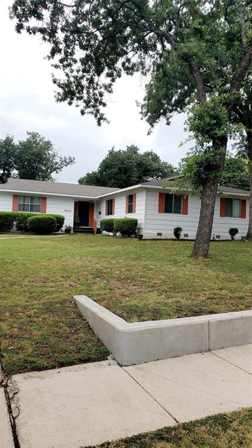 Well maintained 4 bedroom 2-bath home with room to roam on an expansive lot of .34 acres. No HOA; Survey available.  Roof replaced (2018),  New dishwasher (2025), 
Hot waterheater (2024), Stainless steel refrigerator conveys with the property.

No Seller Financing offered.

Minutes to Hwy 287, I-20 820 and I-35;
Buyer and buyer's agent responsible for due diligence on property information.