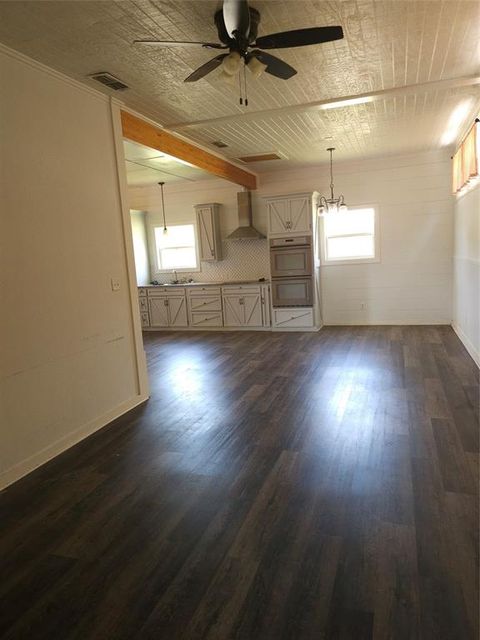 307 E River Meridian TX 76665