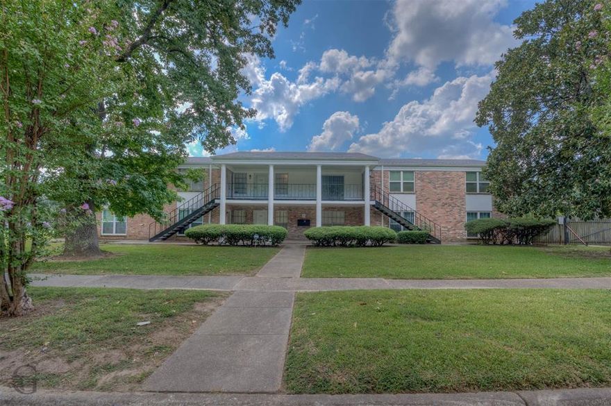 Love where you live! This immaculate 2-bedroom, 2-bath home offers the perfect blend of comfort, style, and everyday ease. Ideally situated near LSU Medical Center and Barksdale Air Force Base—with quick access to shopping, dining, and commuting—this move-in-ready gem makes life simple.
The open floor plan is ideal for both relaxing evenings and entertaining friends. A desirable downstairs unit, covered parking, and a meticulously maintained interior add extra convenience. Spacious bedrooms and spotless baths provide comfort, while community amenities like a sparkling swimming pool make weekends feel like a getaway. With trash pick-up and water utilities included, daily living couldn’t be easier.
Beautifully kept and thoughtfully designed, this home is ready for its next owner. Don’t miss your chance—schedule your tour today!