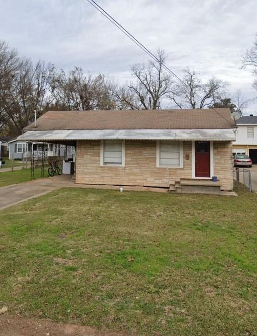 Wonderful income producing property!  Located near casinos, entertainment and East Bank area.
Long term tenant that would like to stay.  Currently pays $600 a month on a month to month (no lease).

This is a package only deal.  Sold with 225 Thompson, 225 and half, Thompson and 229 Thompson.  Please see MLS numbers: 21252444, 21252503, and 21252512