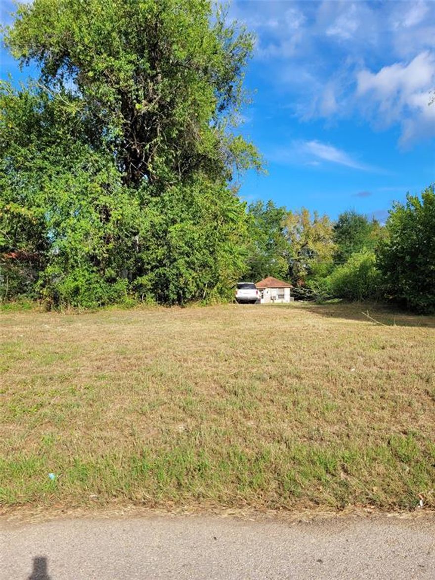 Residential lots one block off North Main Street combined size is 120' X 65', build your investment property for rentals.  With city's approval, could get rezoned for multi-family, duplex residential.  Take a look!
