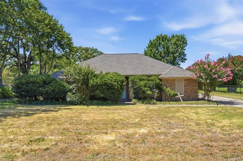 Photo of 213 White Drive, Colleyville, TX 76034 (MLS # 21329680)