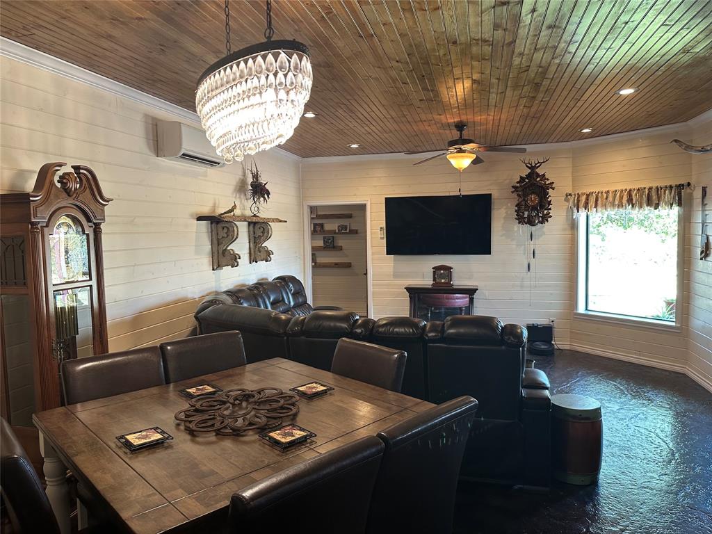 561 Oak Circle