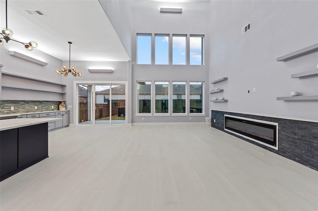 VALENCIA ESTATES - Residential