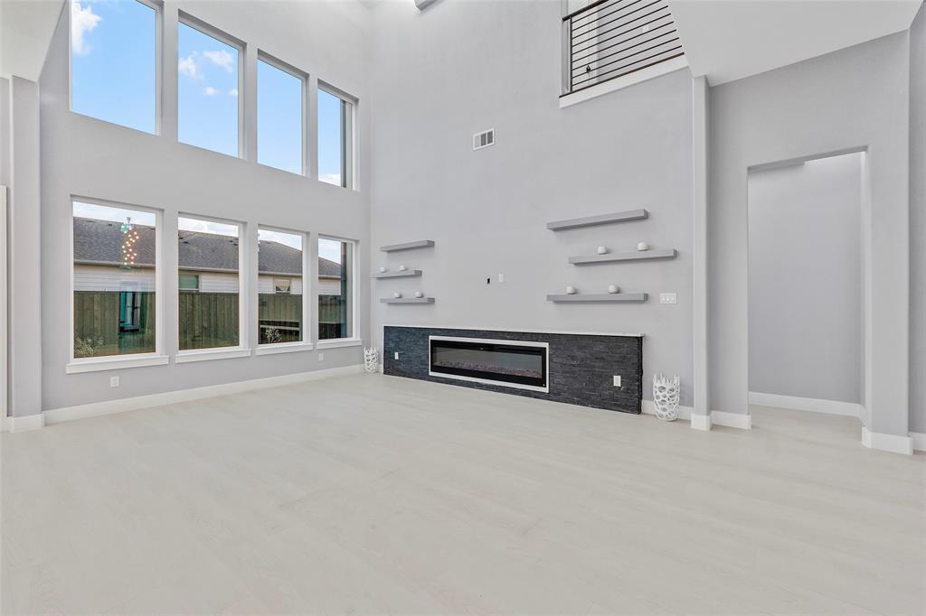 VALENCIA ESTATES - Residential