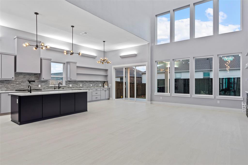 VALENCIA ESTATES - Residential