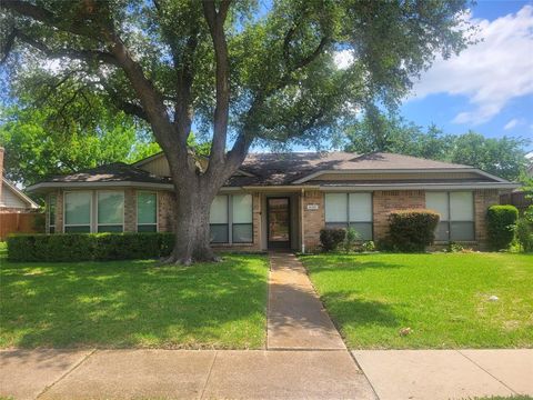 Photo of 630 Country View Lane, Garland, TX 75043 (MLS # 21267896)