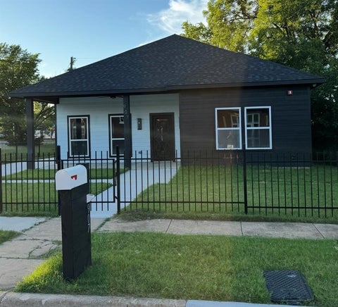 Photo of 907 E Humbolt Street, Fort Worth, TX 76104 (MLS # 21330161)