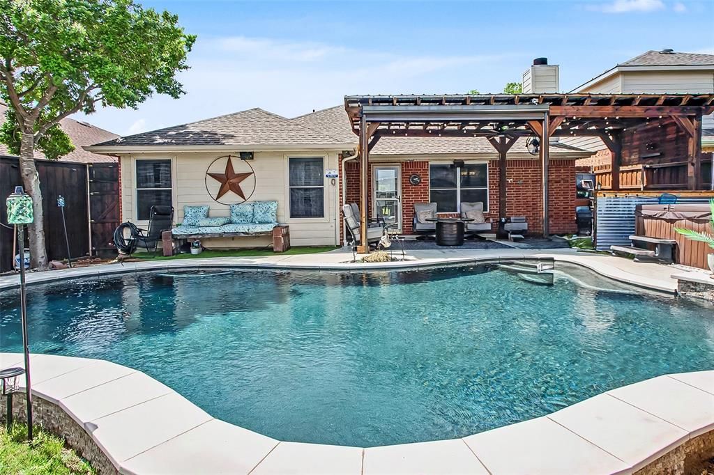 Photo of 11820 Gold Creek Drive E, Fort Worth, TX 76244 (MLS # 21235650)