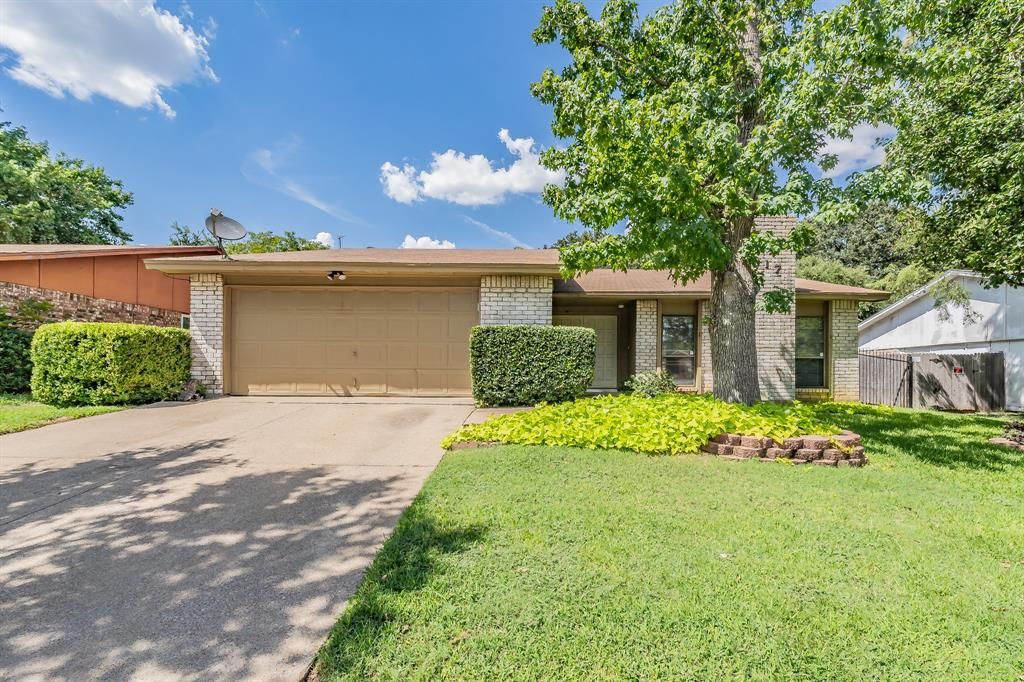 Photo of 4017 Rushmoor Drive, Arlington, TX 76016 (MLS # 21215120)