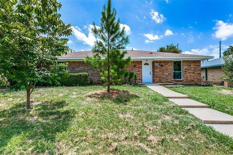 Photo of 1580 College Parkway, Lewisville, TX 75077 (MLS # 21275447)