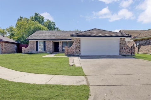 Photo of 1534 Twin Post Drive, Arlington, TX 76014 (MLS # 21418656)