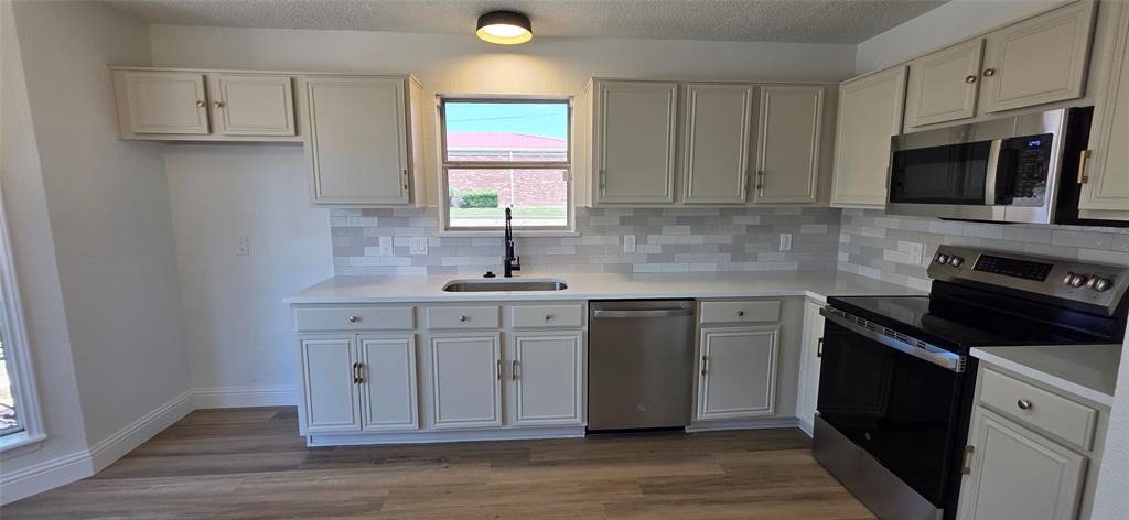 8194 Waterside Trail