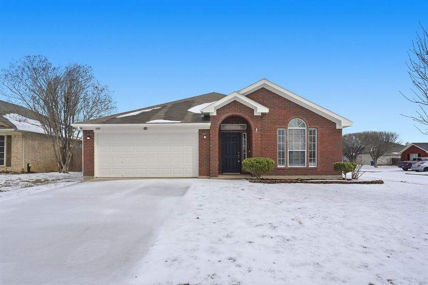 Well-located single-story home in the established Alsbury Estates community, situated on a corner lot with a functional and open layout. The split-bedroom floor plan offers added privacy, while the main living area features a fireplace and flexible space for everyday living or entertaining. The kitchen includes a breakfast bar and eat-in area, flowing easily into the living space. Outside, enjoy a covered patio and extended outdoor area with additional storage space. Conveniently located near shopping, parks, schools, and major roadways.