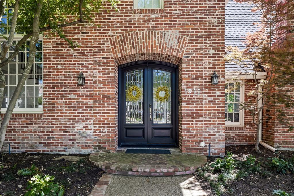 1912 MacGregor Drive