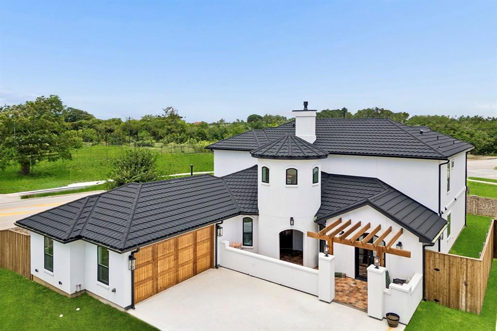 212 Utopia Court