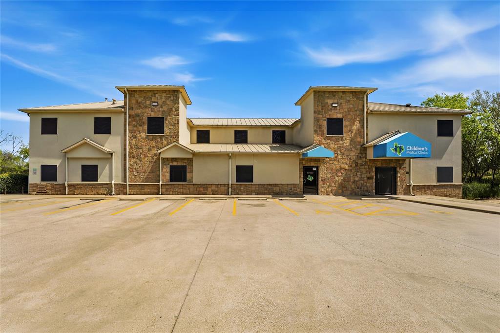 Photo 1 of 40 — 1011 W Grove Street, Kaufman, TX 75142