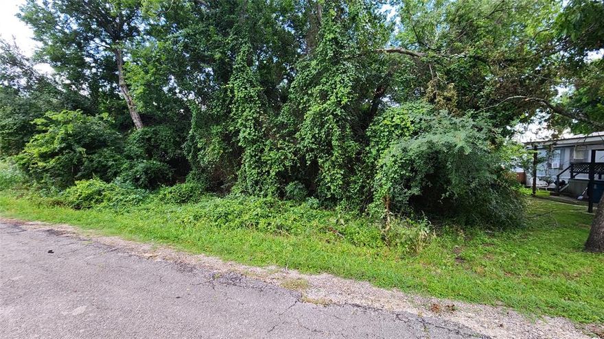 Bring your plans and your builder to this vacant lot in Sky Harbor. The Sky Harbor community is conveniently situated off of Highway 51 and offers a clubhouse, swimming pool, a park, green space, boat ramp and fishing pier.