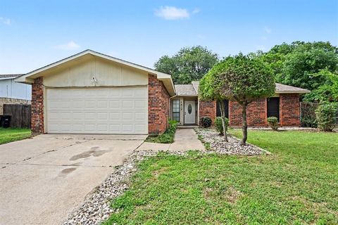 Photo of 7813 Acapulco Road, Fort Worth, TX 76112 (MLS # 21302093)