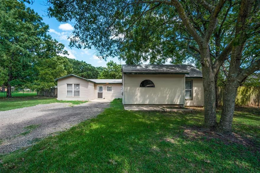 Multiple offers received best and final offers by 4pm, Friday, January 26, 2024. Handyman Special.  Sold as-is.  Large backyard! Come out and see this 4 bedroom 2 bath home. This unique home has a large kitchen with plenty of cabinets for storage and counter space with a large dining room adjacent to the kitchen. Large master bathroom has a master suite with large Jacuzzi tub. The extra bedrooms are above average in size and provides the space for additional comfort. Hard surfaces throughout, no carpet. This property is located close to the lake, close to shopping and close to town. Come out see this property today! 

This is a Court Supervised Probate listing.