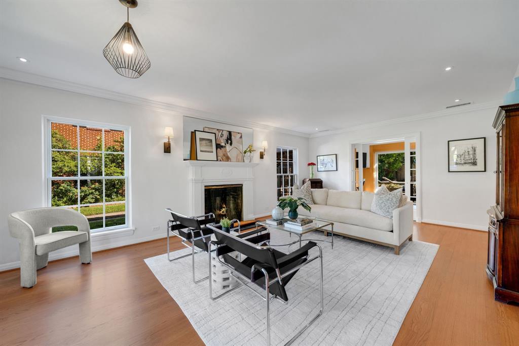 6826 Lakeshore Drive