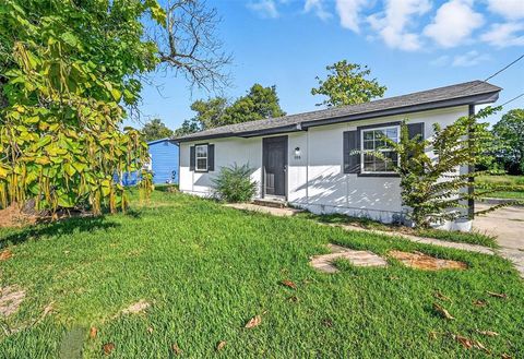 Photo of 708 Union Avenue, Bonham, TX 75418 (MLS # 21195504)