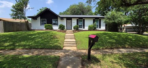 Photo of 3317 S Edelweiss Drive, Grand Prairie, TX 75052 (MLS # 21257625)
