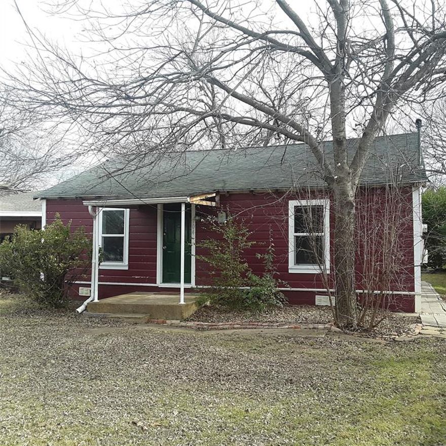 Great investment opportunity. Hardwood floors, texture and painted. AC is ducted and in attic but no outside unit.