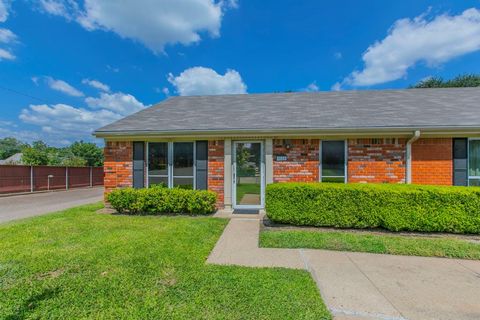 Photo of 5118 Lake Shore Drive, Waco, TX 76710 (MLS # 21247244)