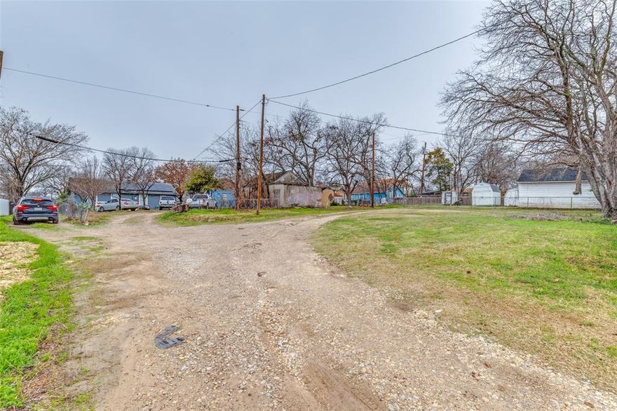 Investment opportunity for this interior lot in Oak Cliff! Very close to Dallas Zoo, Bishop Art District, and more.
