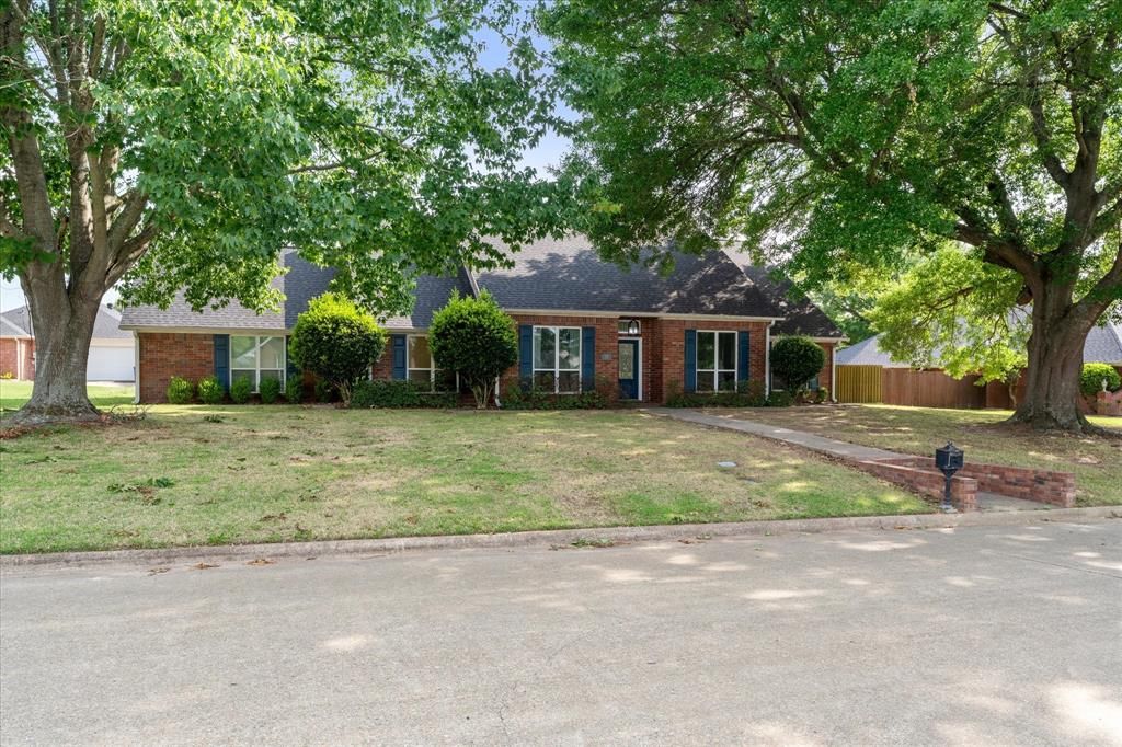 Photo of 216 TURNBERRY Cir, Mount Pleasant, TX 75455 (MLS # 21252016)