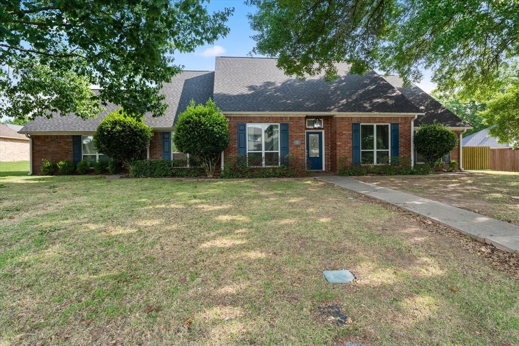 Photo of 216 TURNBERRY Cir, Mount Pleasant, TX 75455 (MLS # 21252016)