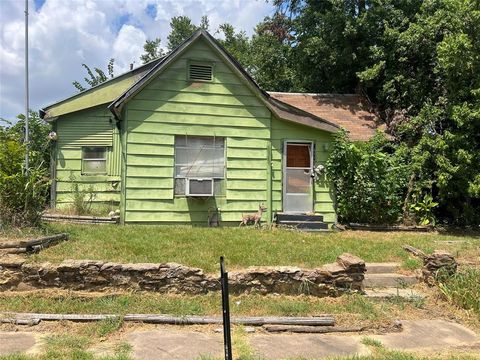 Photo of 411 W Texas Street, Denison, TX 75020 (MLS # 20997569)