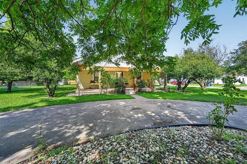 Photo of 801 S Hall Street, Ennis, TX 75119 (MLS # 21288719)