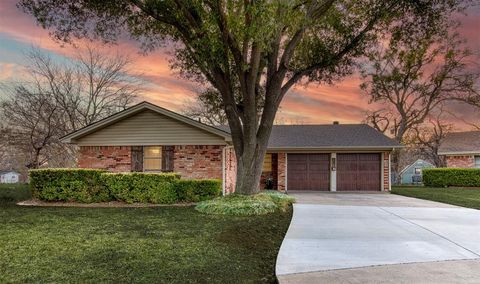 521 Val Oaks Court Hurst TX 76053