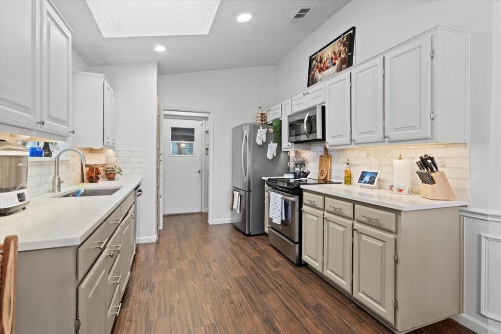 Burleson, Texas 76028, United States, 3 Bedrooms Bedrooms, ,2 BathroomsBathrooms,Residential,Pending,155496