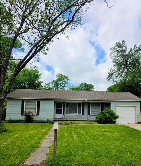 Photo of 1813 Throckmorton Street, Gainesville, TX 76240 (MLS # 21238457)