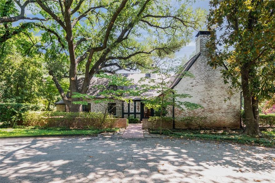 Welcome to this incredible opportunity to build your dream estate on a sprawling 1.395 -acre lot on a prestigious, private, gated estate with jaw-dropping surroundings. First time available to market in 37 years! Last remaining lot with one of Dallas' most exclusive addresses.