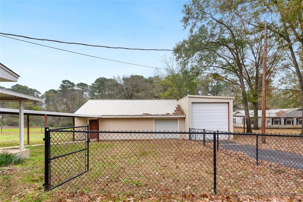 Photo of 1621 Baseball Loop, Diana, TX 75640 (MLS # 21125926)