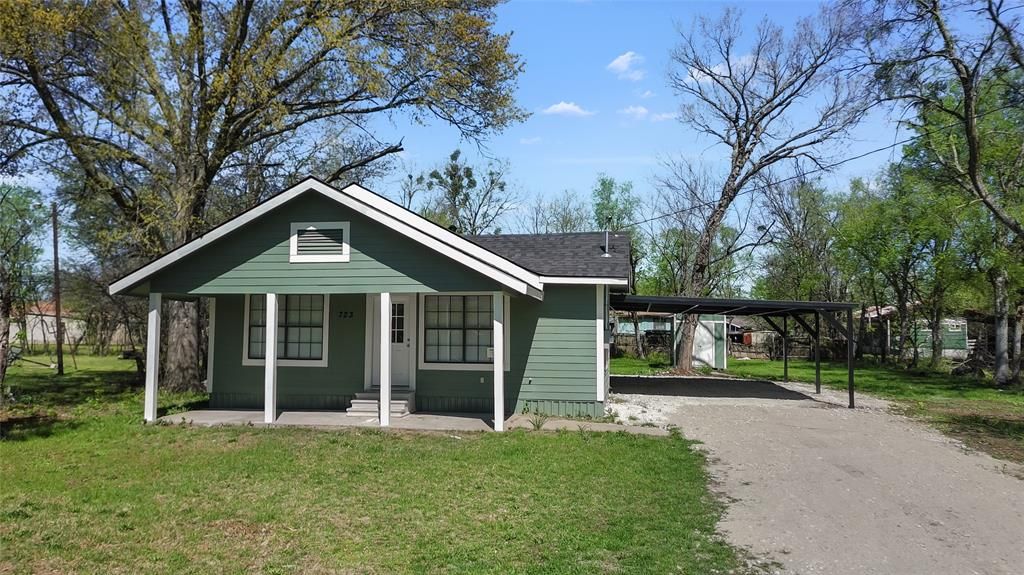 Photo of 723 E Nowlin Street, Mexia, TX 76667 (MLS # 21208100)
